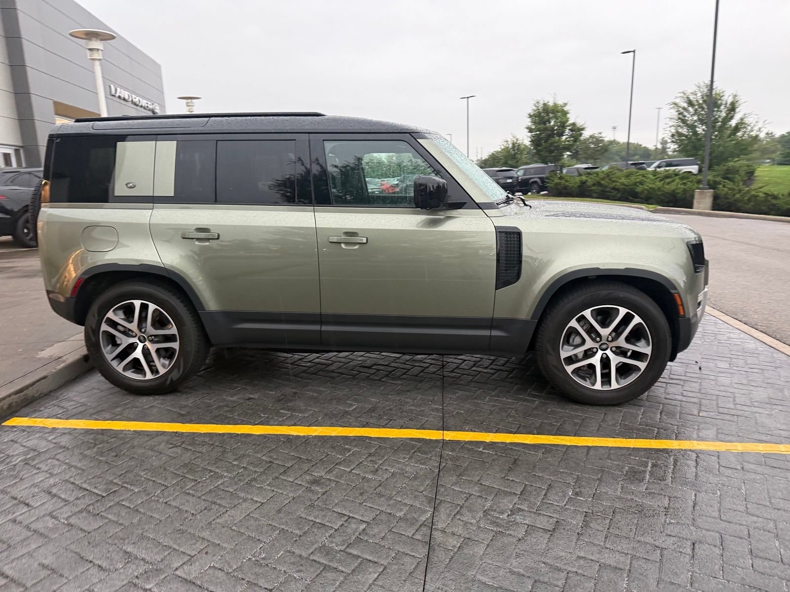 Used 2023 Land Rover Defender 110 SE AWD/4WD image 4