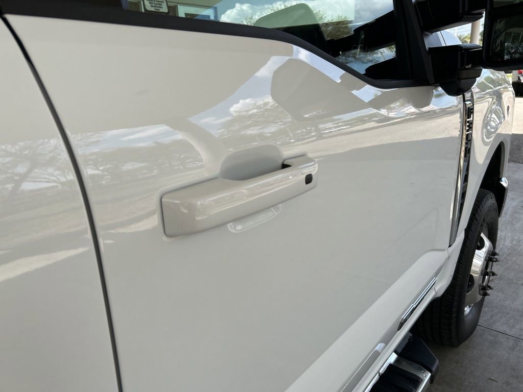 Used 2025 Ford F350 Lariat image 23