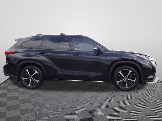 Used 2021 Toyota Highlander XSE FWD image 4