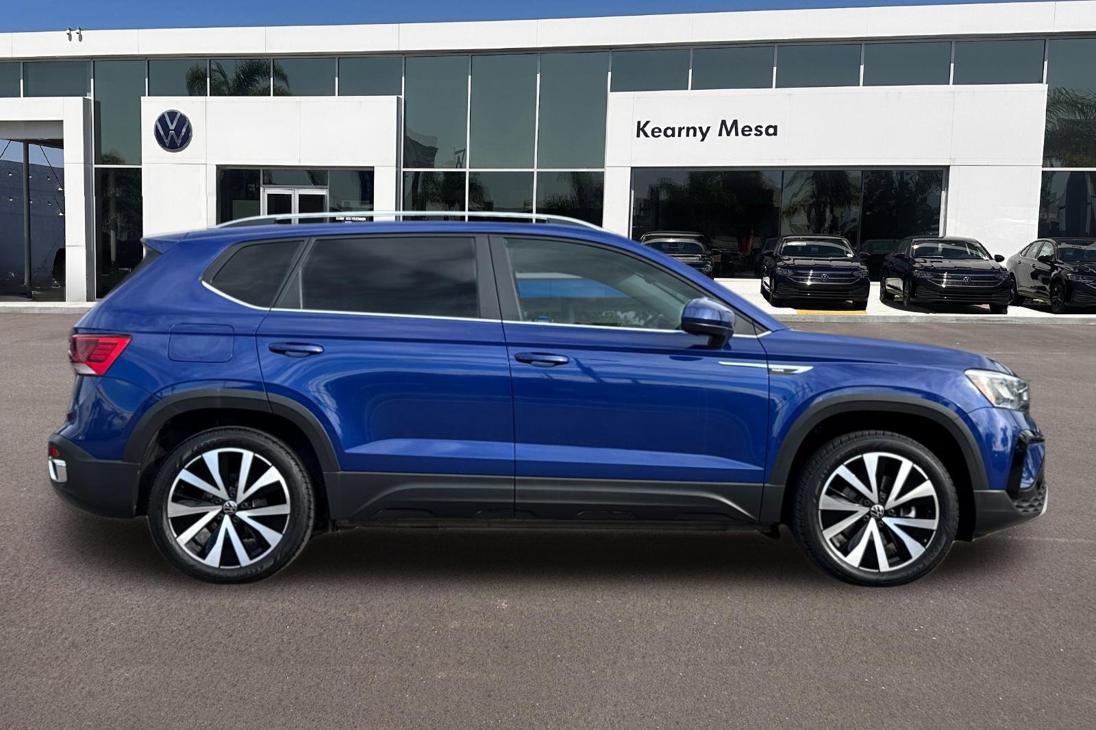 Used 2023 Volkswagen Taos SE w/ Panoramic Sunroof Package image 3