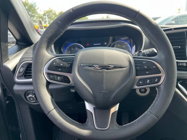 Used 2025 Chrysler Pacifica Select w/ Uconnect Theater Family Group AWD/4WD image 13