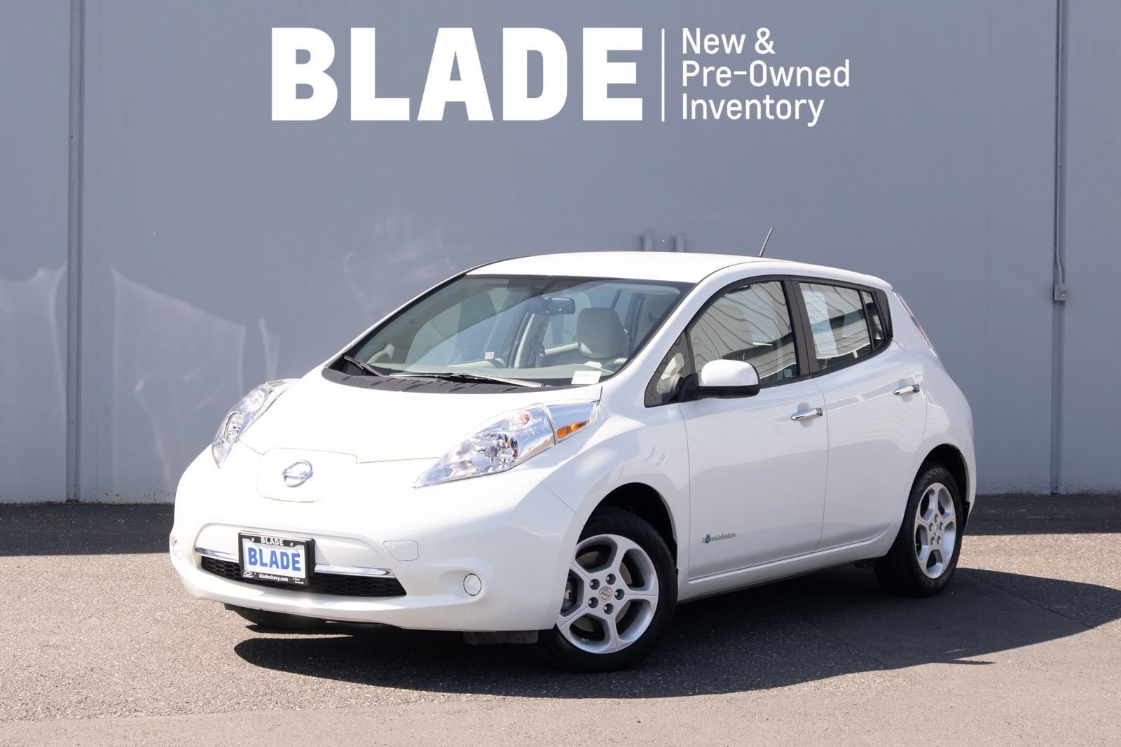 Used 2015 Nissan Leaf SV FWD image 1