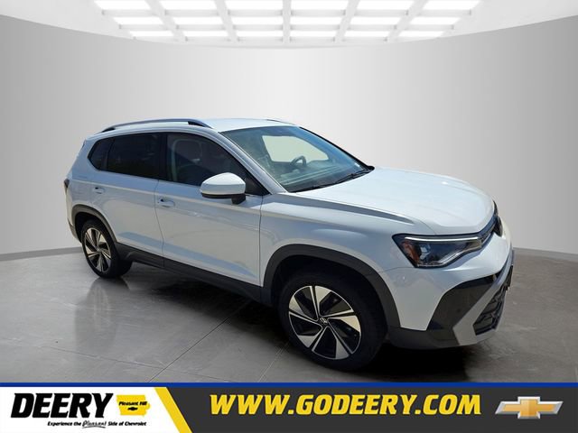 Used 2025 Volkswagen Taos SE AWD/4WD image 1