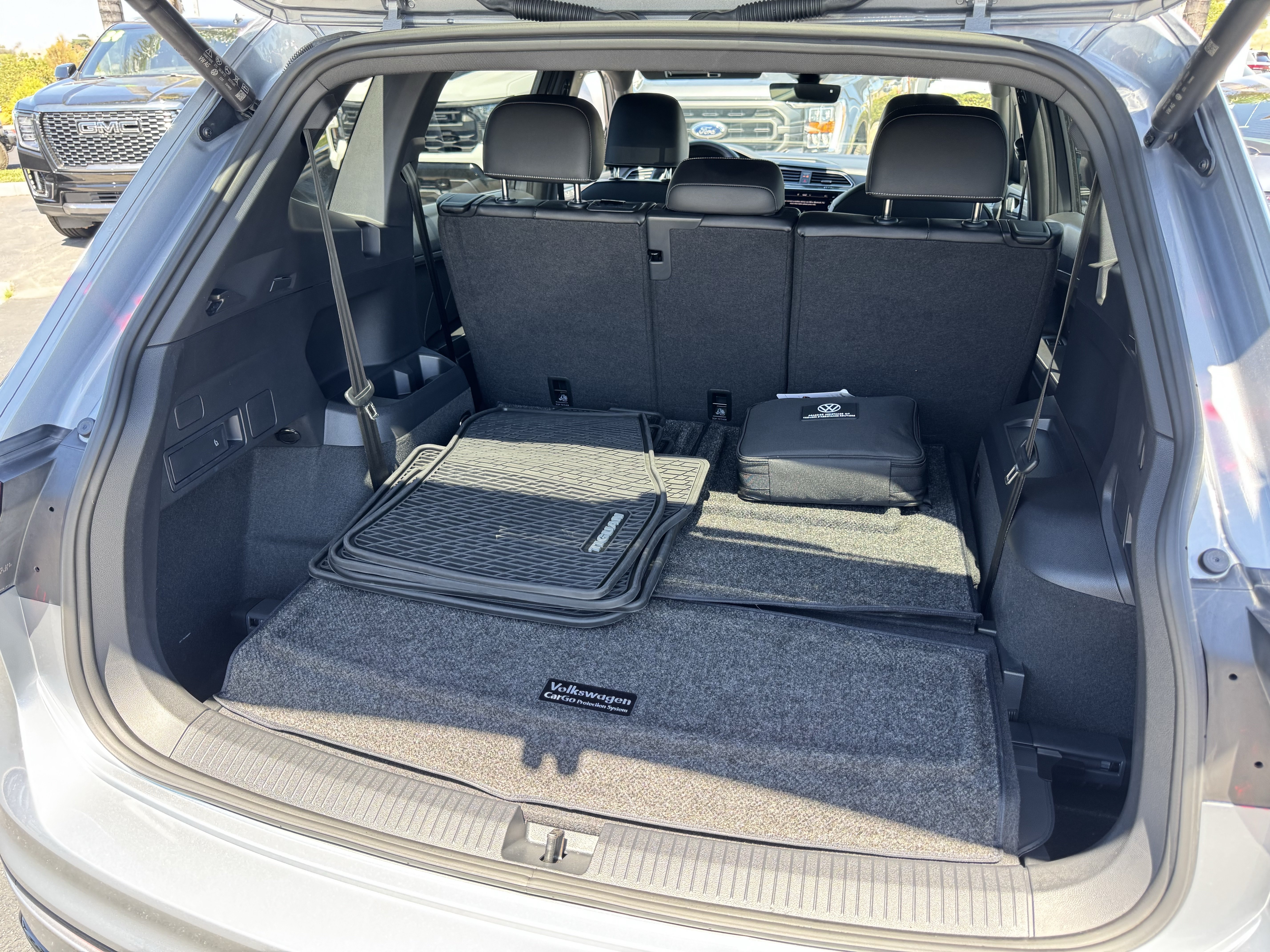 Used 2024 Volkswagen Tiguan SE R-Line FWD image 38