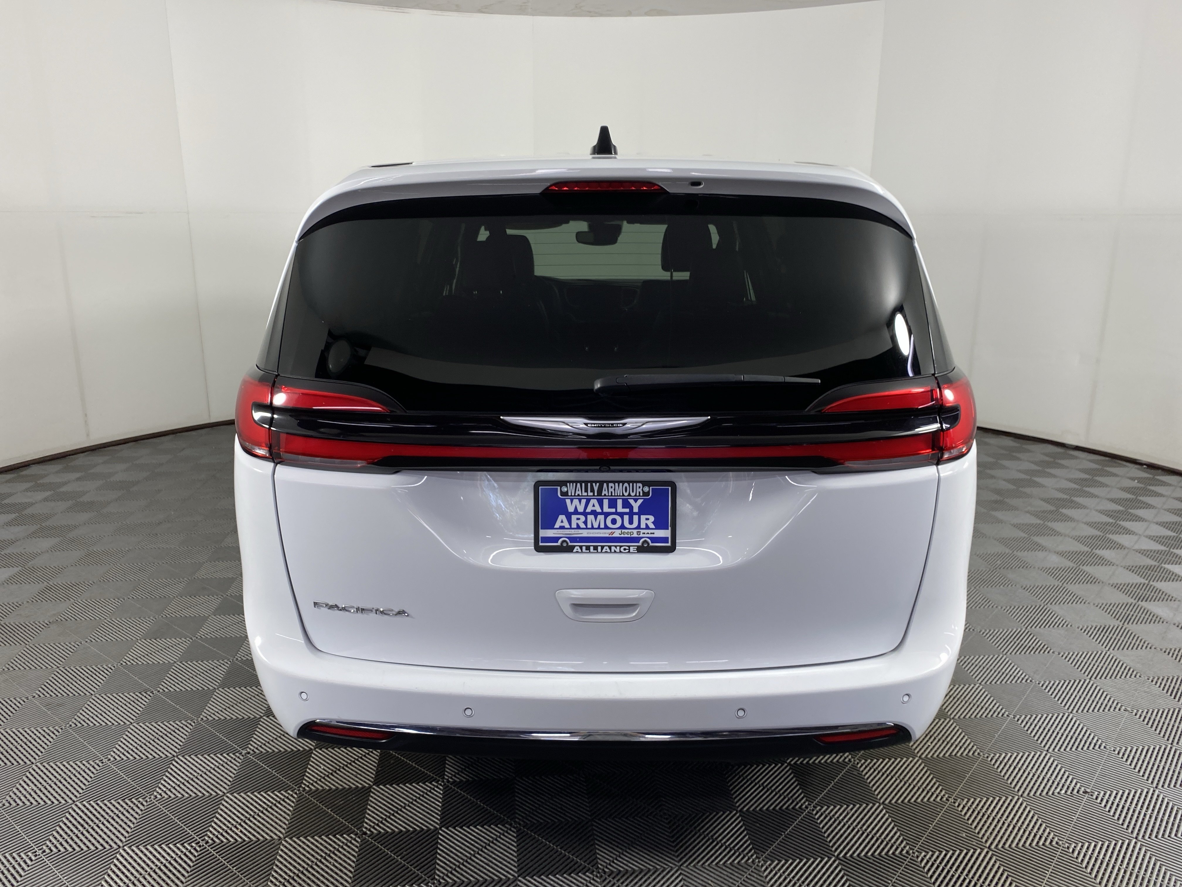 Used 2025 Chrysler Pacifica Select FWD image 8
