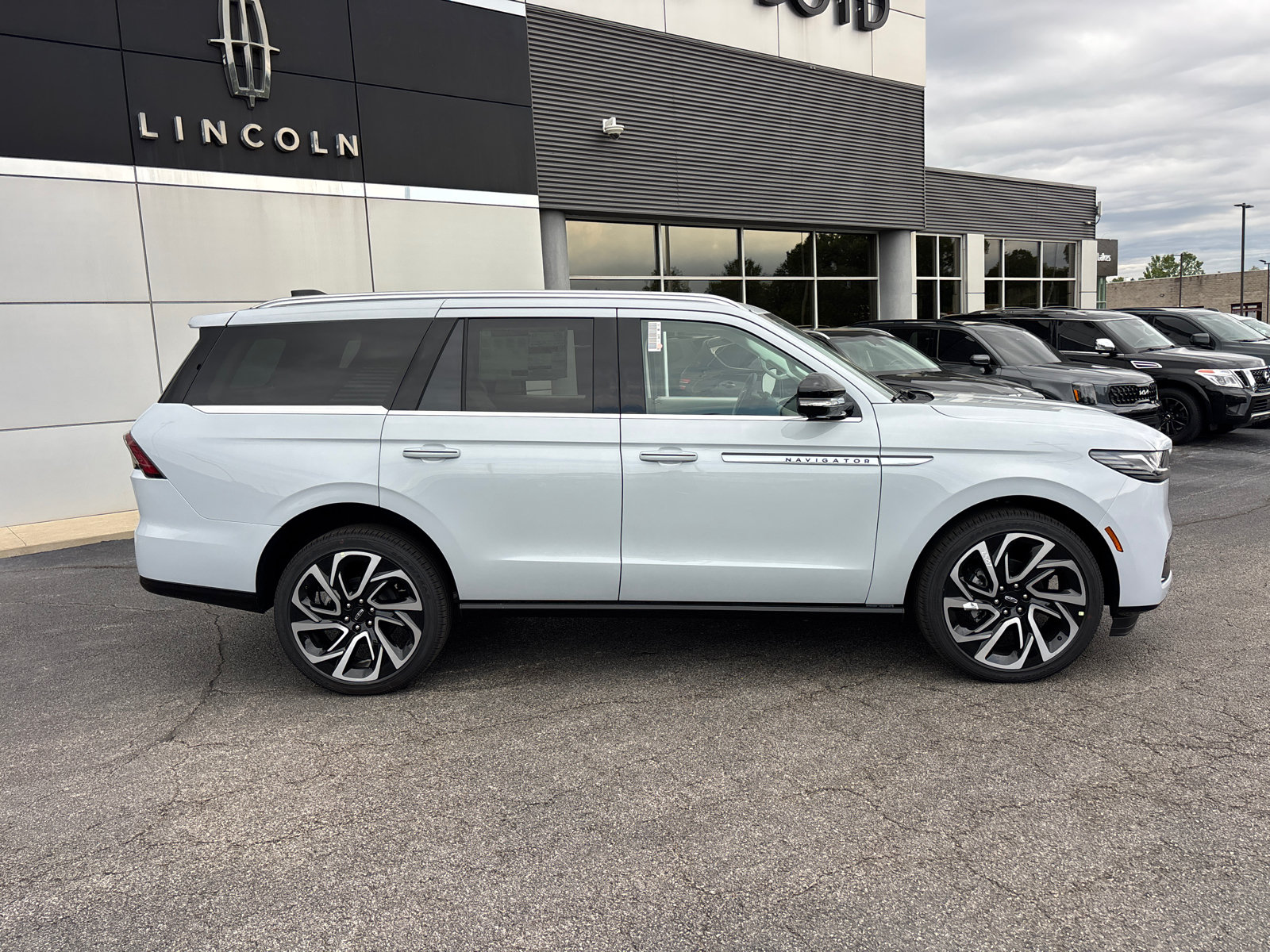New 2026 Lincoln Navigator Reserve AWD/4WD image 8