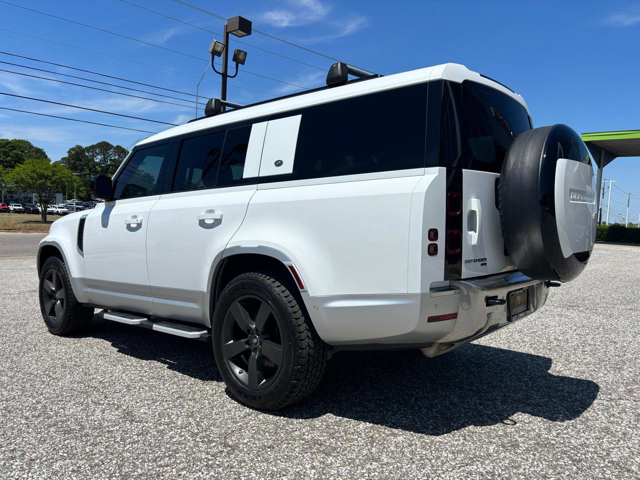 Used 2023 Land Rover Defender 130 SE image 4