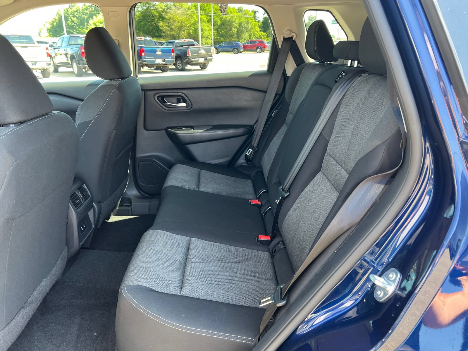 Used 2024 Nissan Rogue SV FWD image 4
