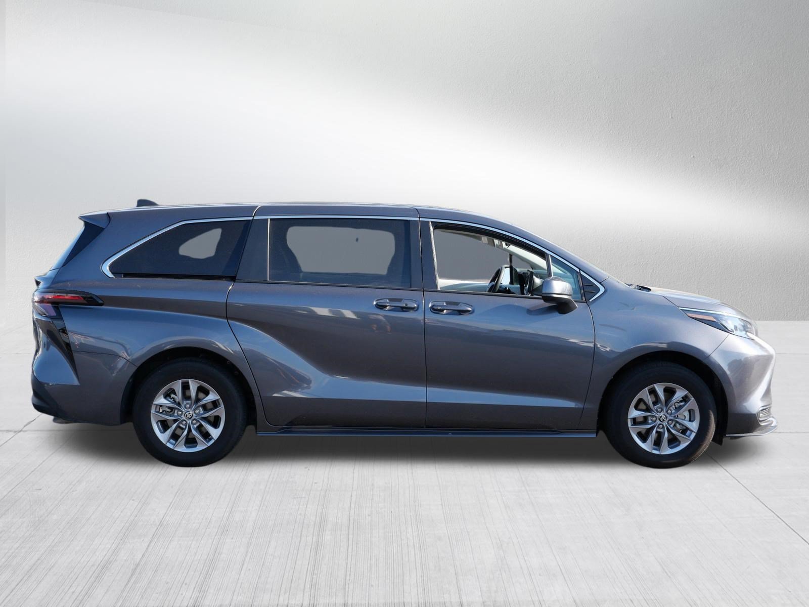 Used 2025 Toyota Sienna LE AWD/4WD image 8