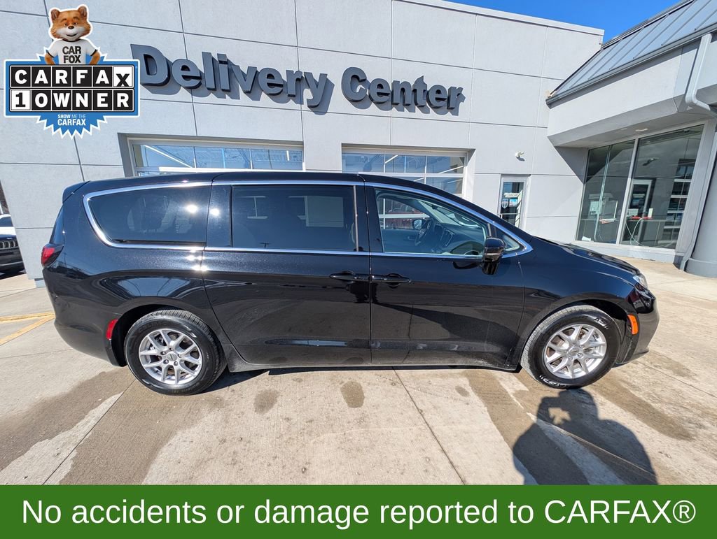 Used 2024 Chrysler Pacifica Touring-L image 4