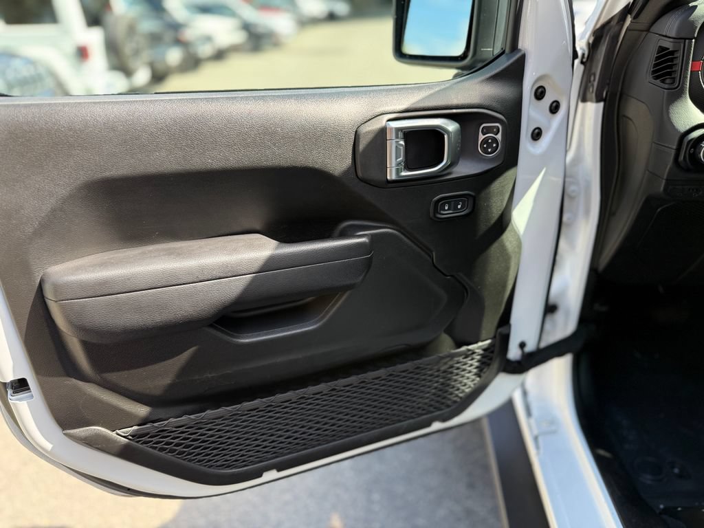 Used 2025 Jeep Wrangler Unlimited Rubicon w/ Safety Group AWD/4WD image 18