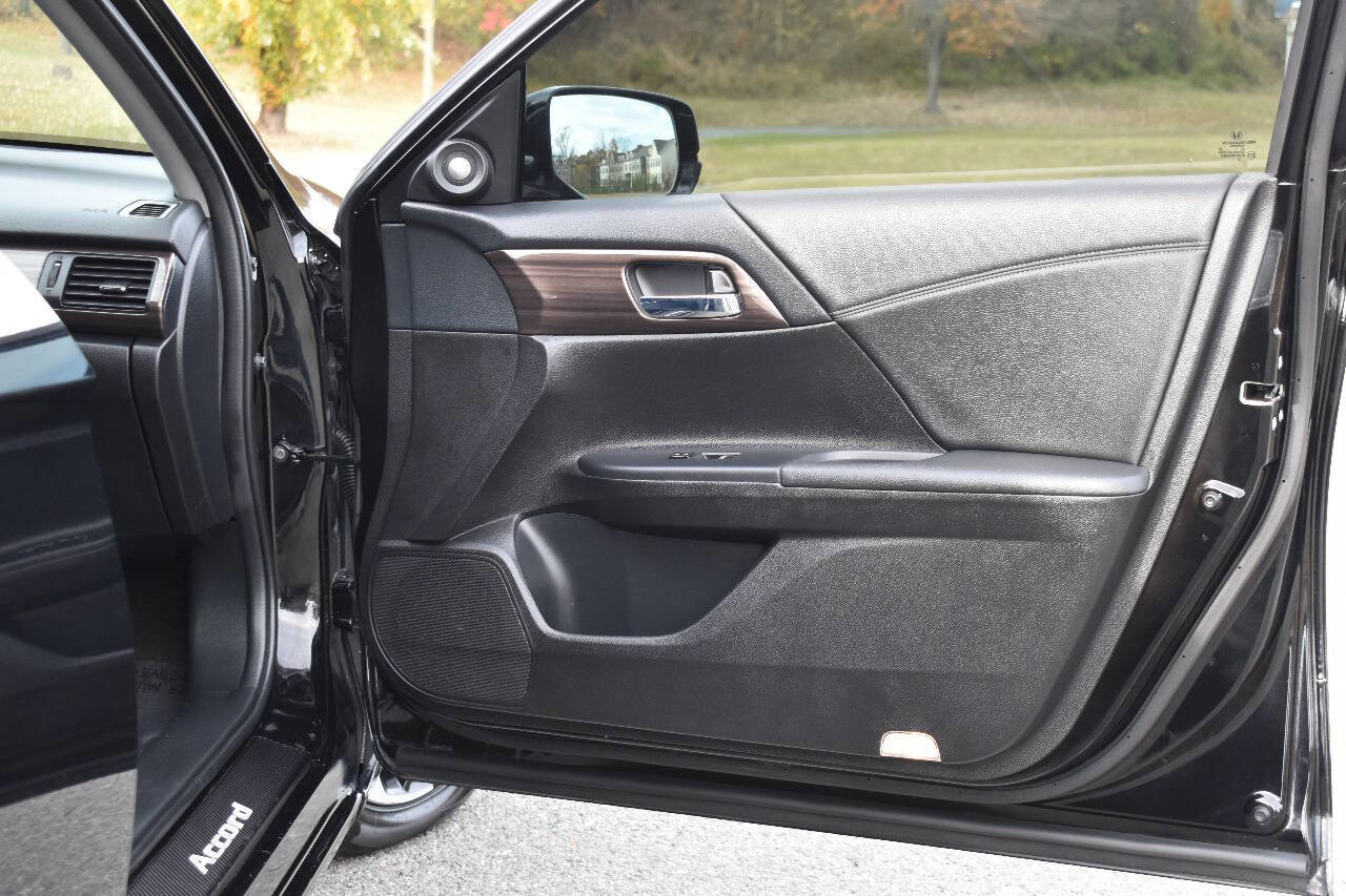 Used 2017 Honda Accord EX-L image 9