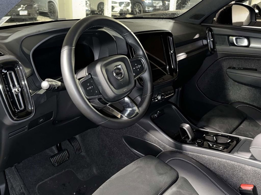 Used 2025 Volvo XC40 B5 Plus image 5