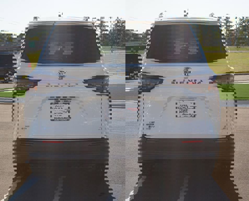Used 2025 Toyota Sienna LE image 3