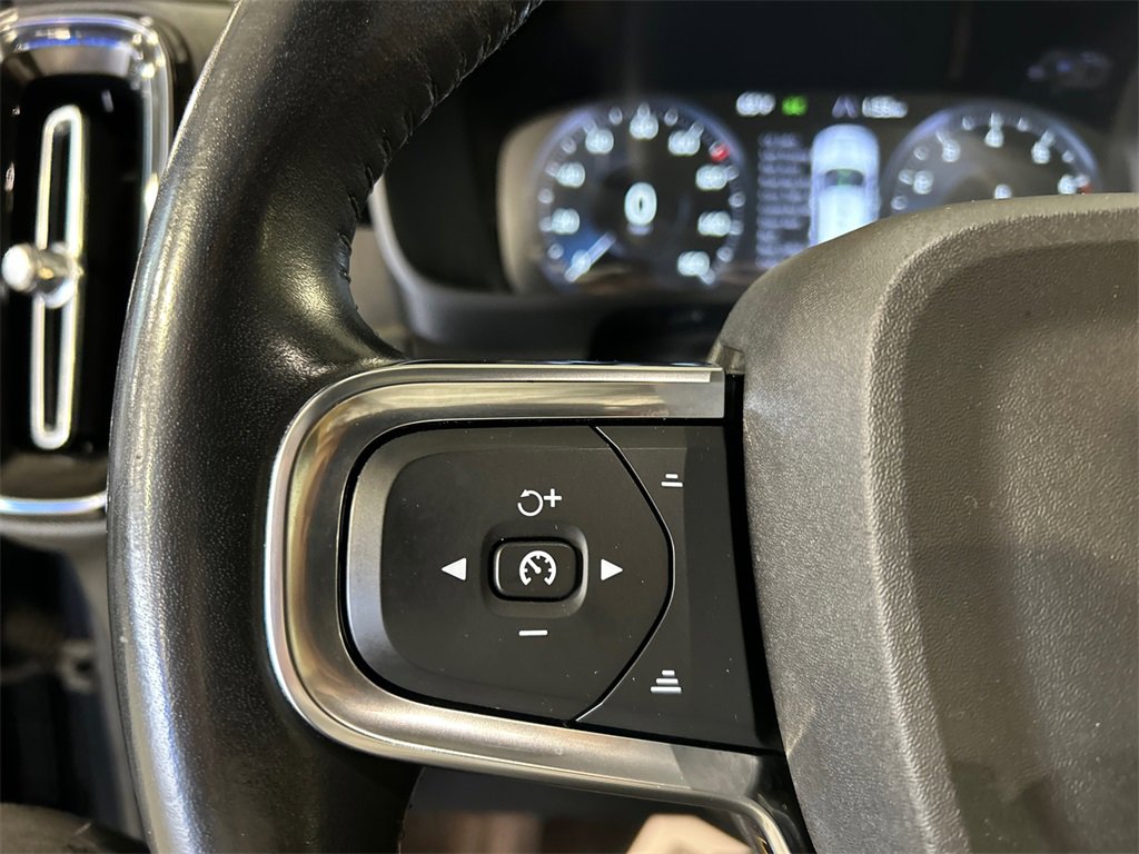 Used 2021 Volvo XC40 T5 Inscription w/ Climate Package image 13