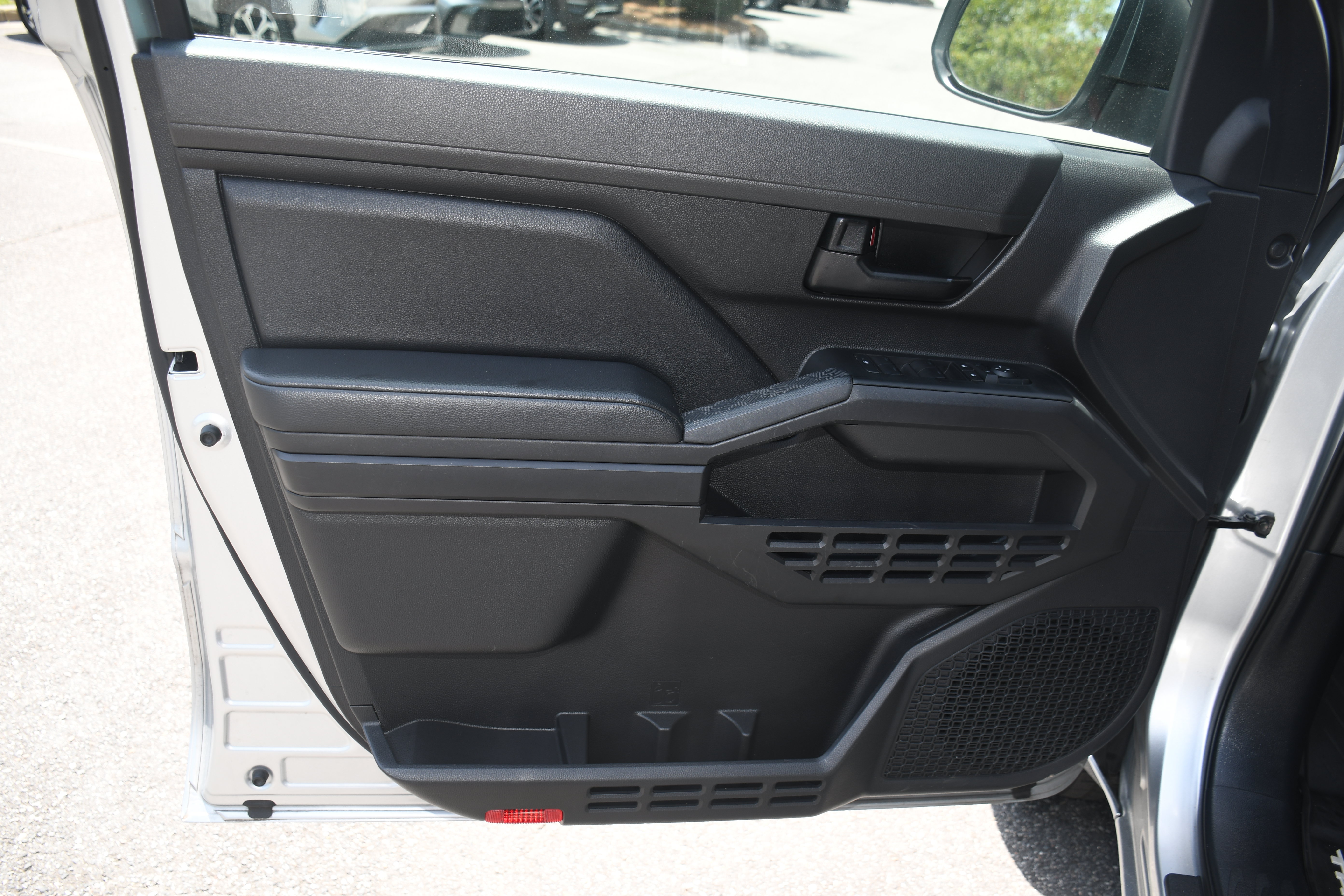 Used 2025 Toyota Tacoma SR AWD/4WD image 9