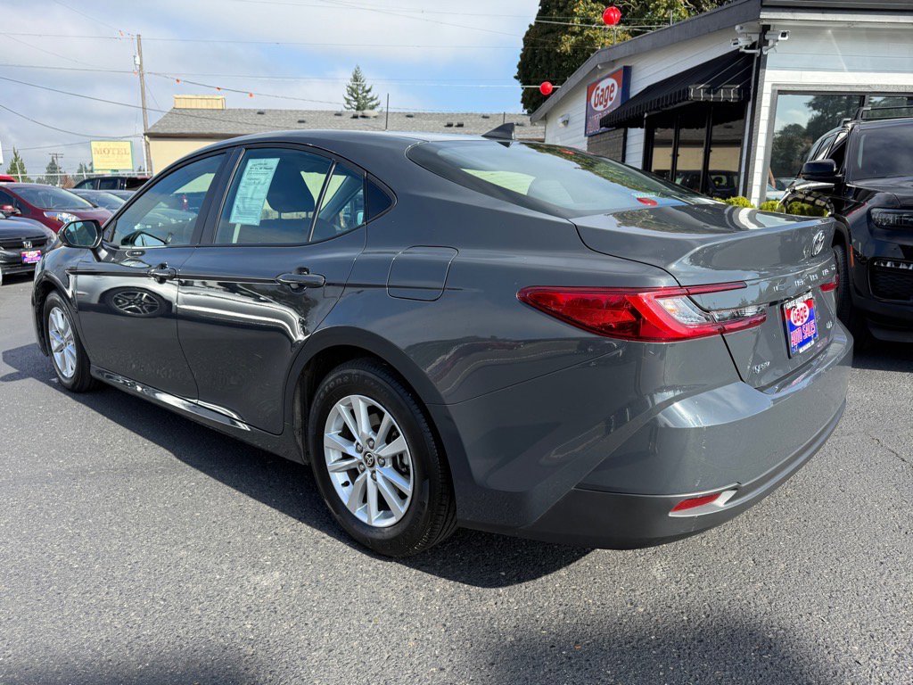 Used 2025 Toyota Camry LE image 4