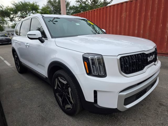 Certified 2024 Kia Telluride EX w/ EX Captain's Chair Package FWD image 3