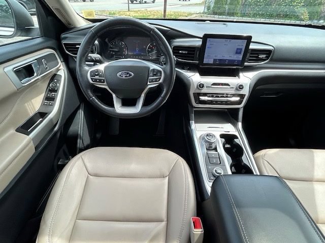 Used 2021 Ford Explorer XLT w/ Equipment Group 202A AWD/4WD image 16