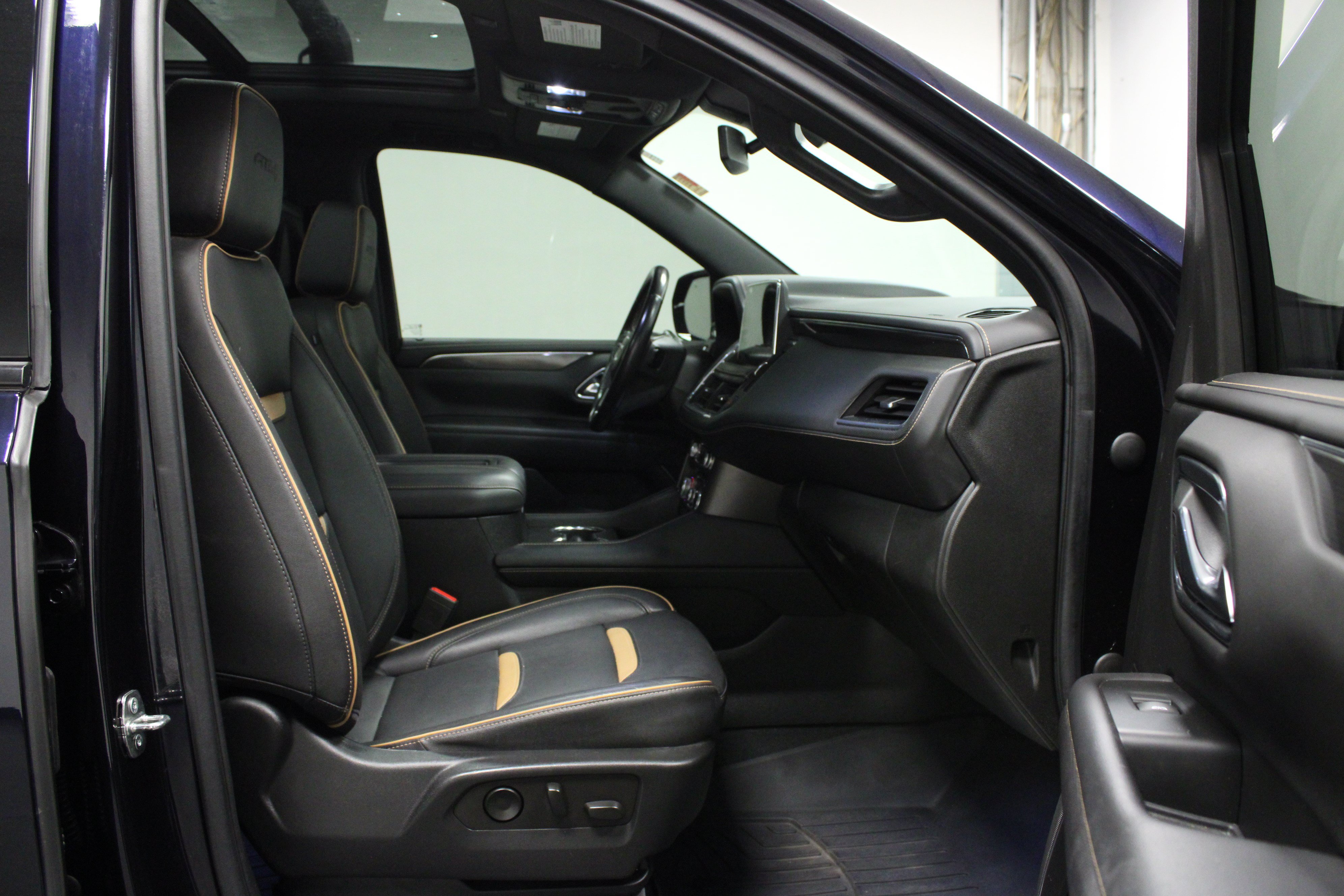 Used 2022 GMC Yukon AT4 w/ AT4 Premium Package AWD/4WD image 18