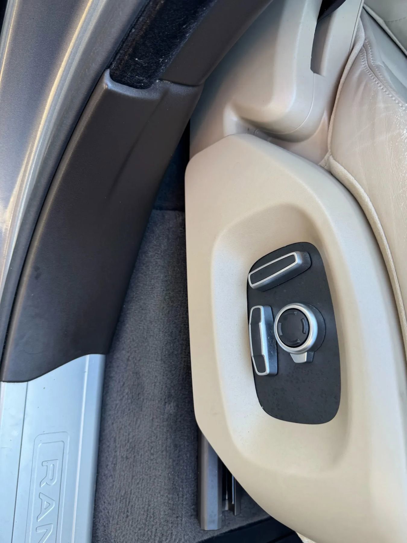 Used 2017 Land Rover Range Rover Sport HSE image 29