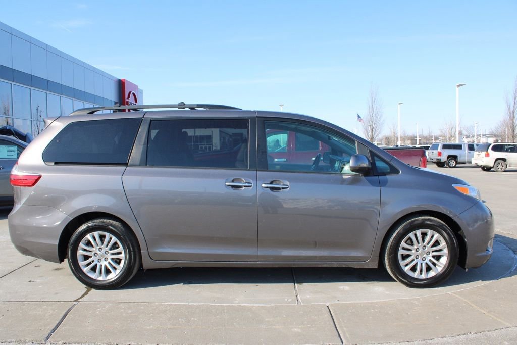 Used 2015 Toyota Sienna XLE image 6