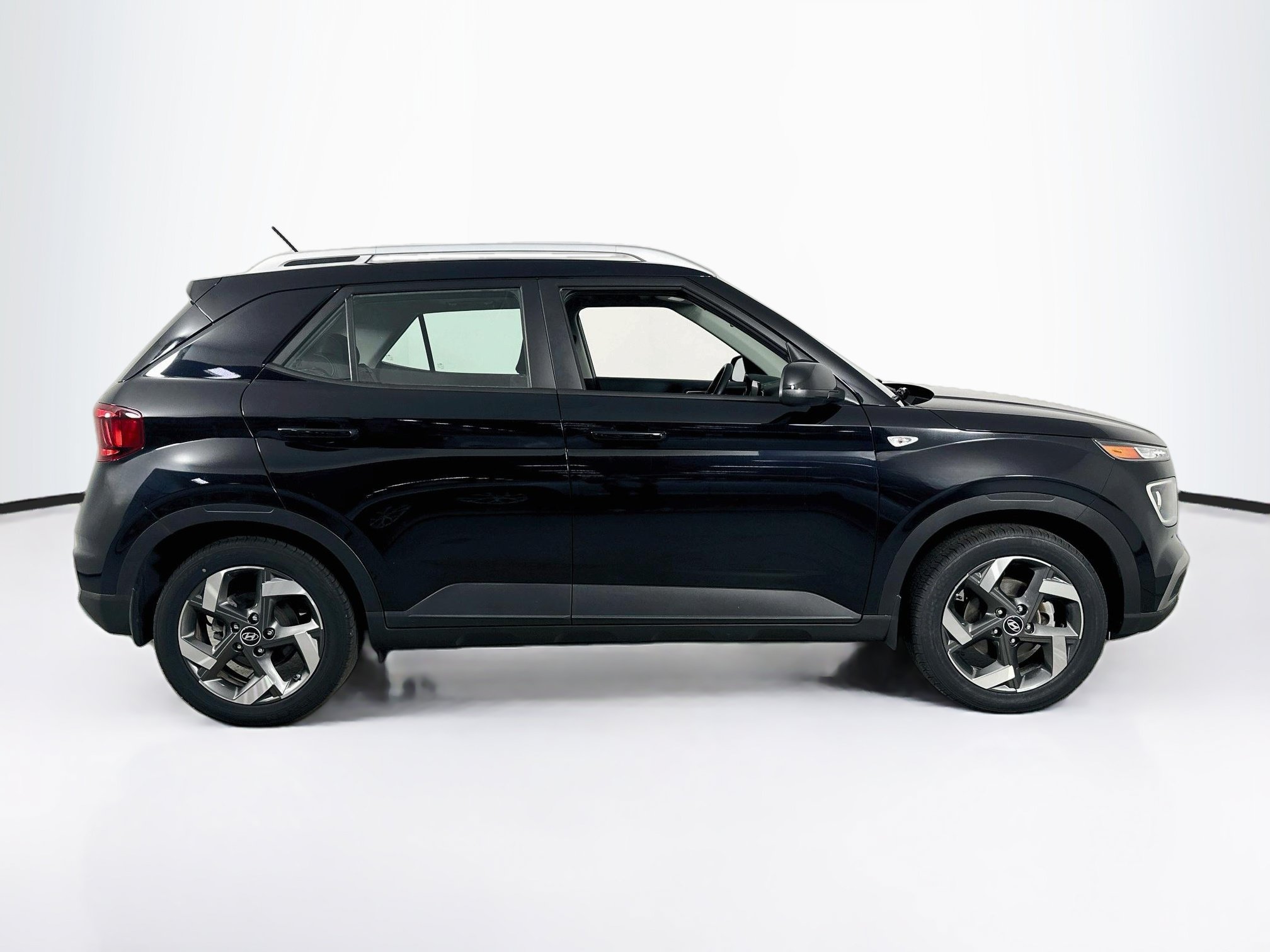 Used 2023 Hyundai Venue SEL FWD image 4