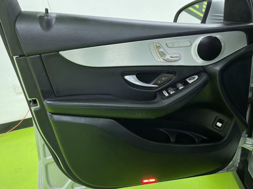 Used 2019 Mercedes-Benz GLC 300 4MATIC w/ Premium Package image 16