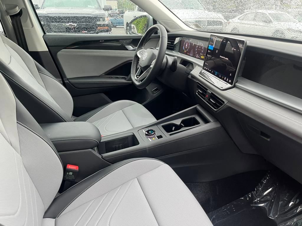 New 2025 Volkswagen Tiguan SE image 18