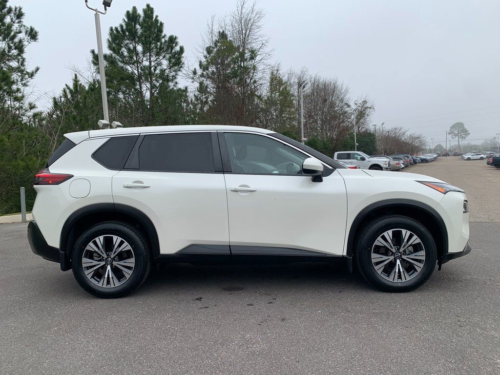 Used 2023 Nissan Rogue SV image 2