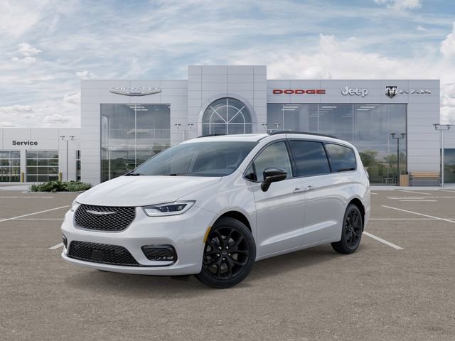 New 2026 Chrysler Pacifica Limited w/ Uconnect Theater Family Group
