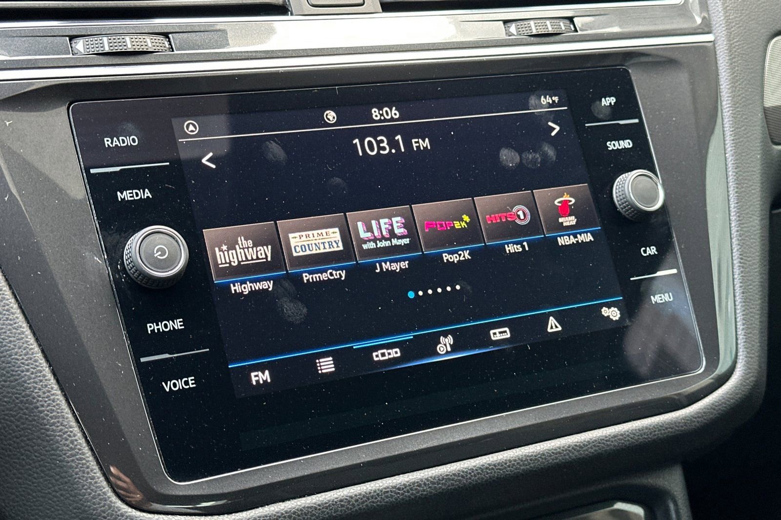 Used 2023 Volkswagen Tiguan SE image 19