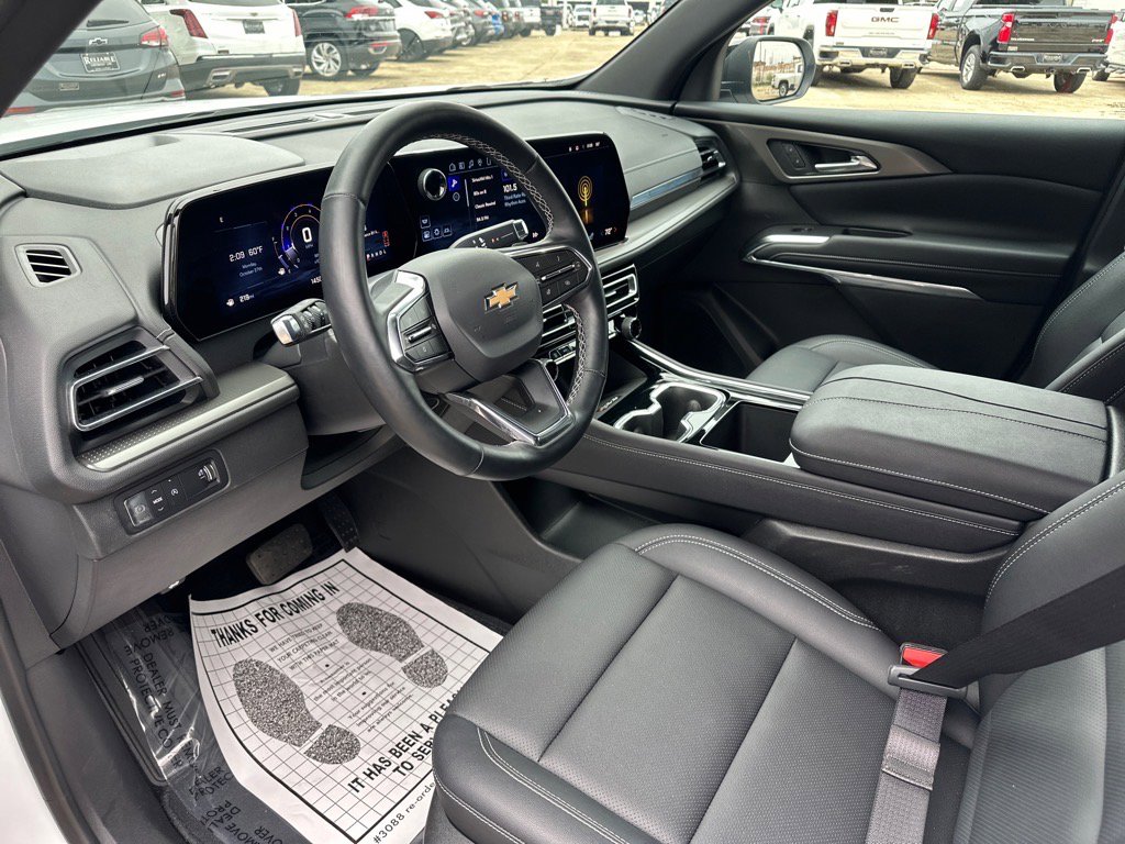 Used 2025 Chevrolet Traverse LT image 9