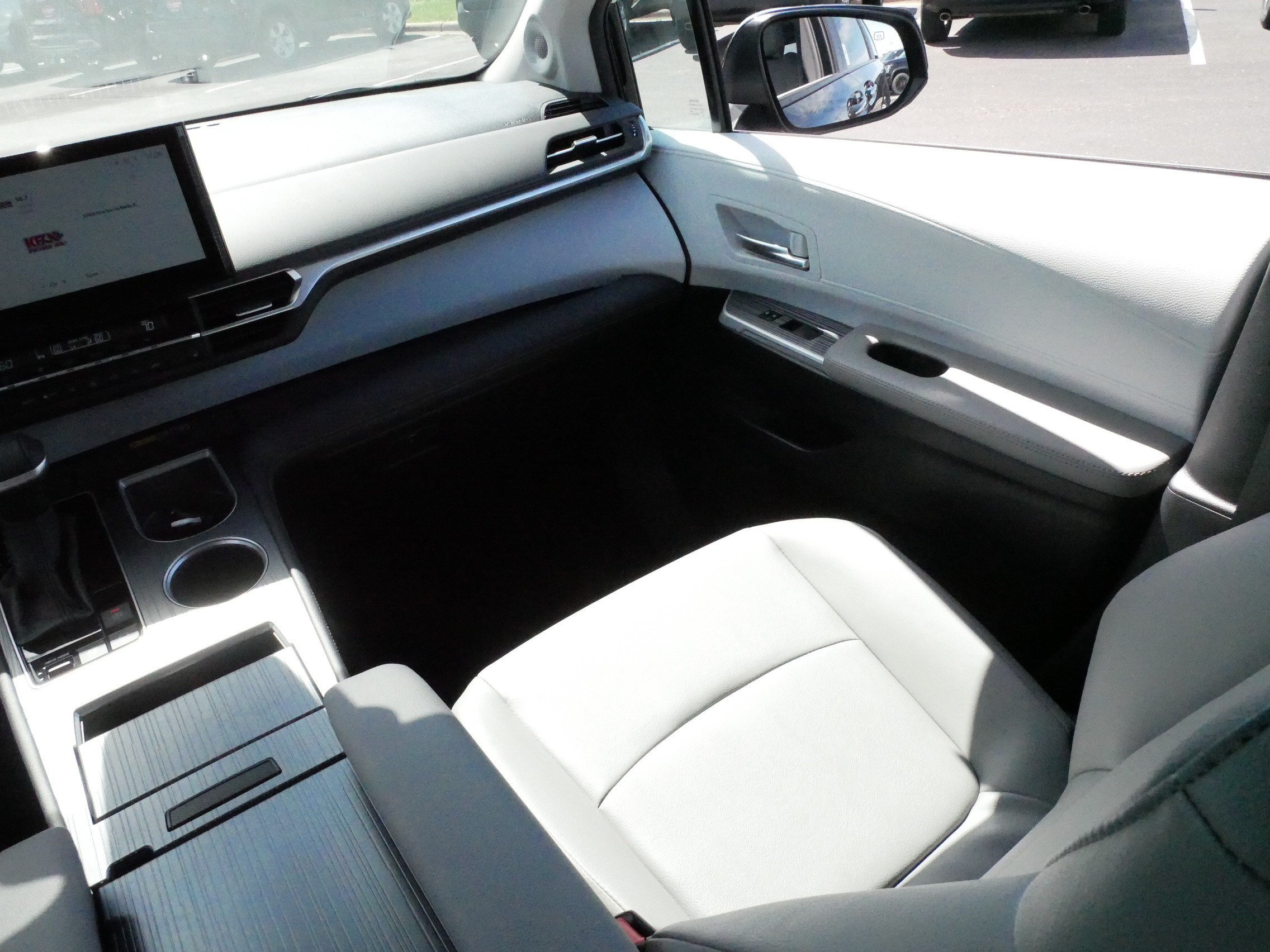 Used 2025 Toyota Sienna XLE w/ XLE Plus Package AWD/4WD image 11