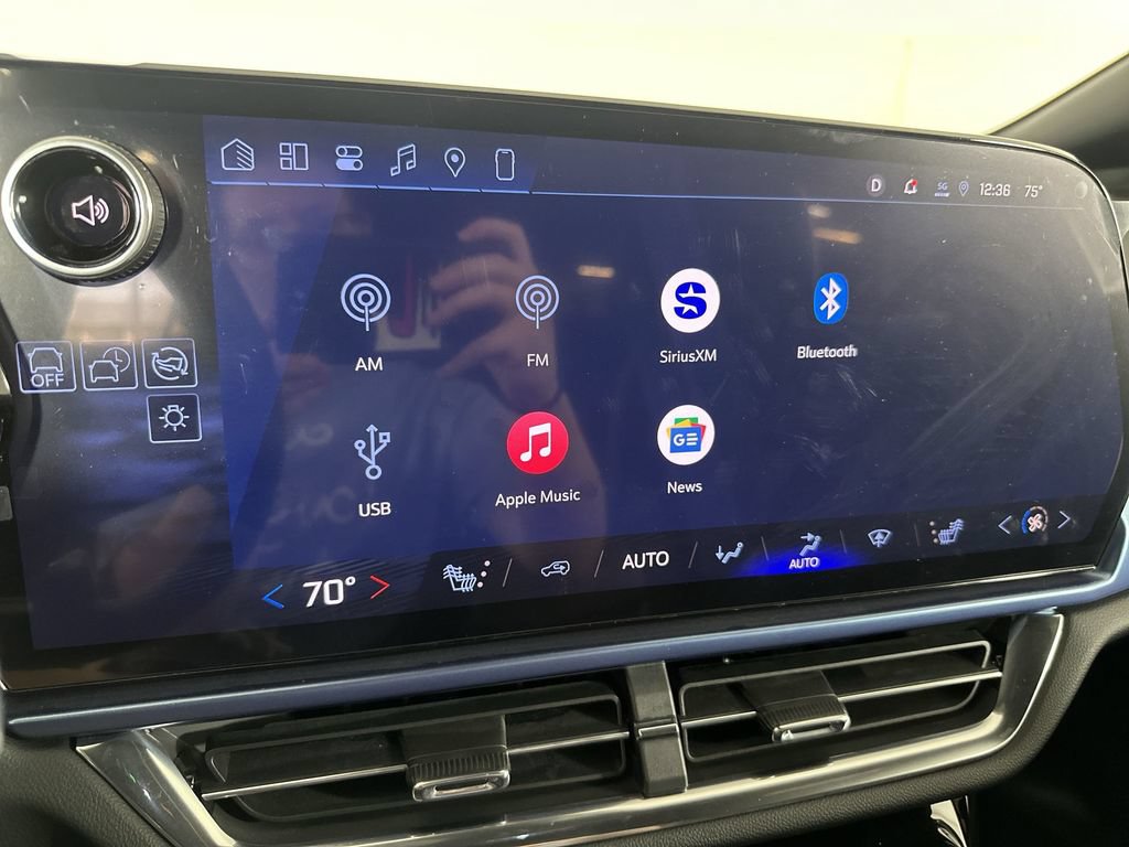 Used 2026 Chevrolet Equinox EV LT w/ LPO, Blackout Package FWD image 16