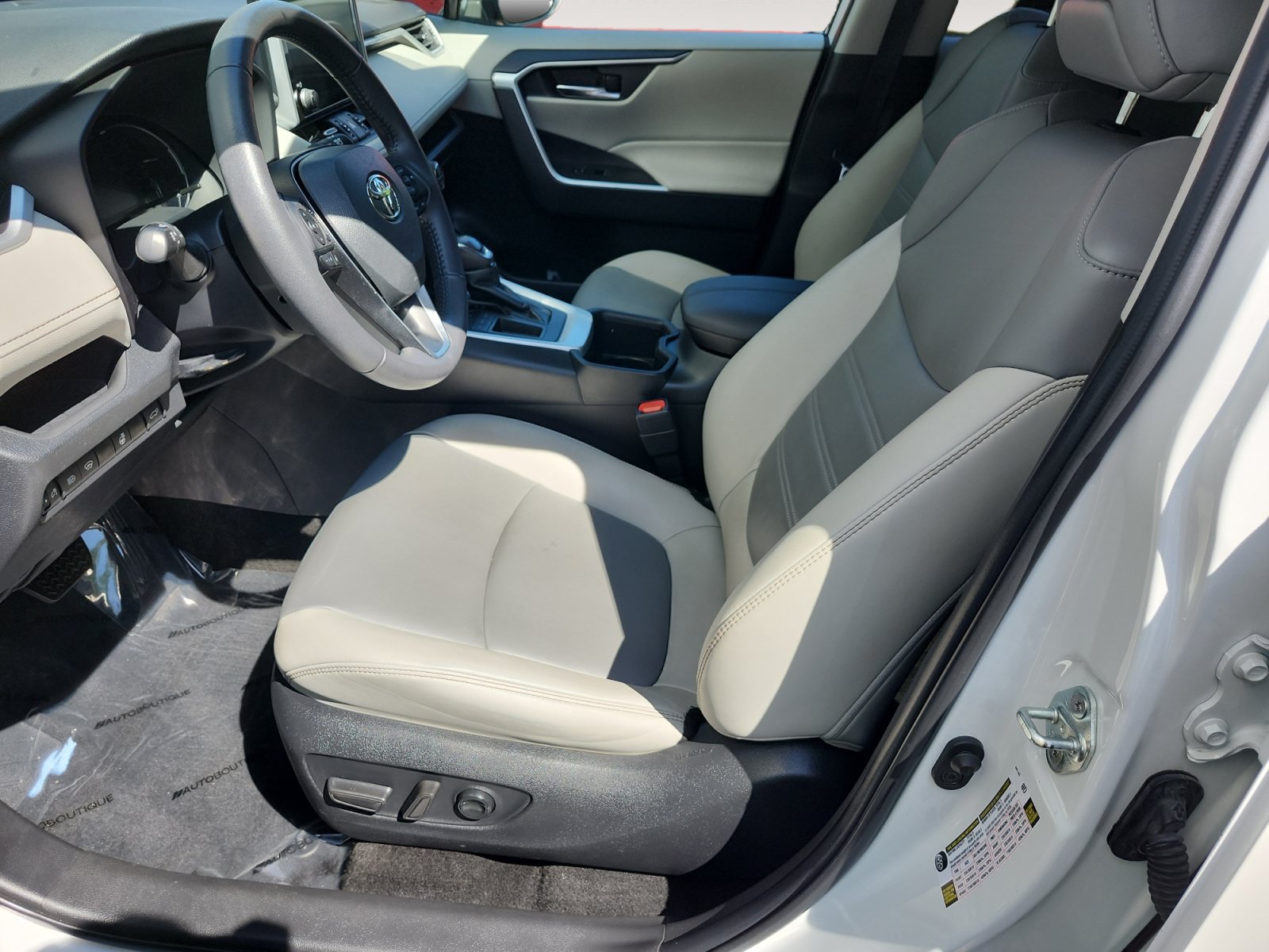 Used 2023 Toyota RAV4 XLE Premium FWD image 9
