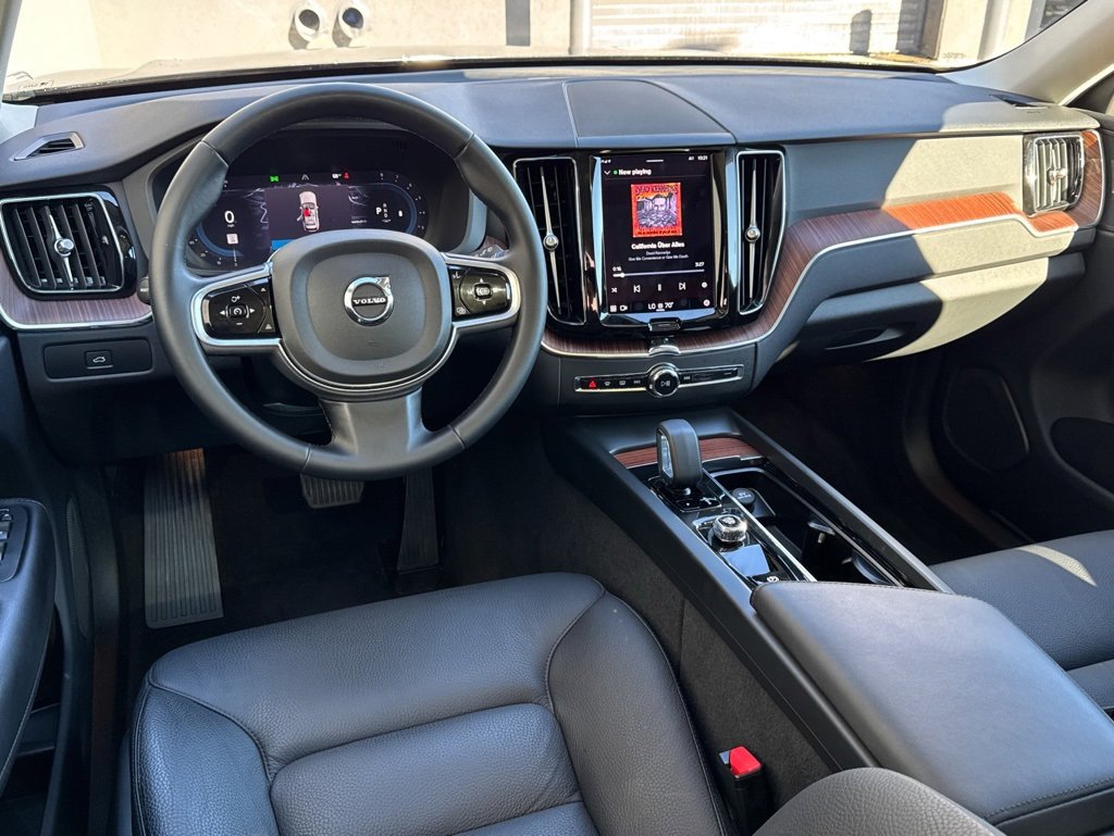 Used 2023 Volvo XC60 B5 Plus image 2