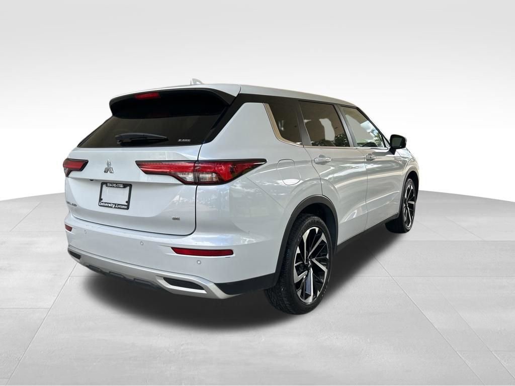 Used 2024 Mitsubishi Outlander AWD image 3