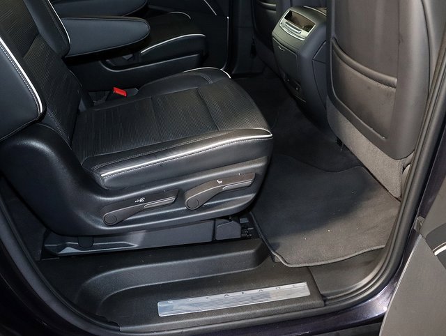 Used 2023 Cadillac Escalade ESV Premium Luxury image 35