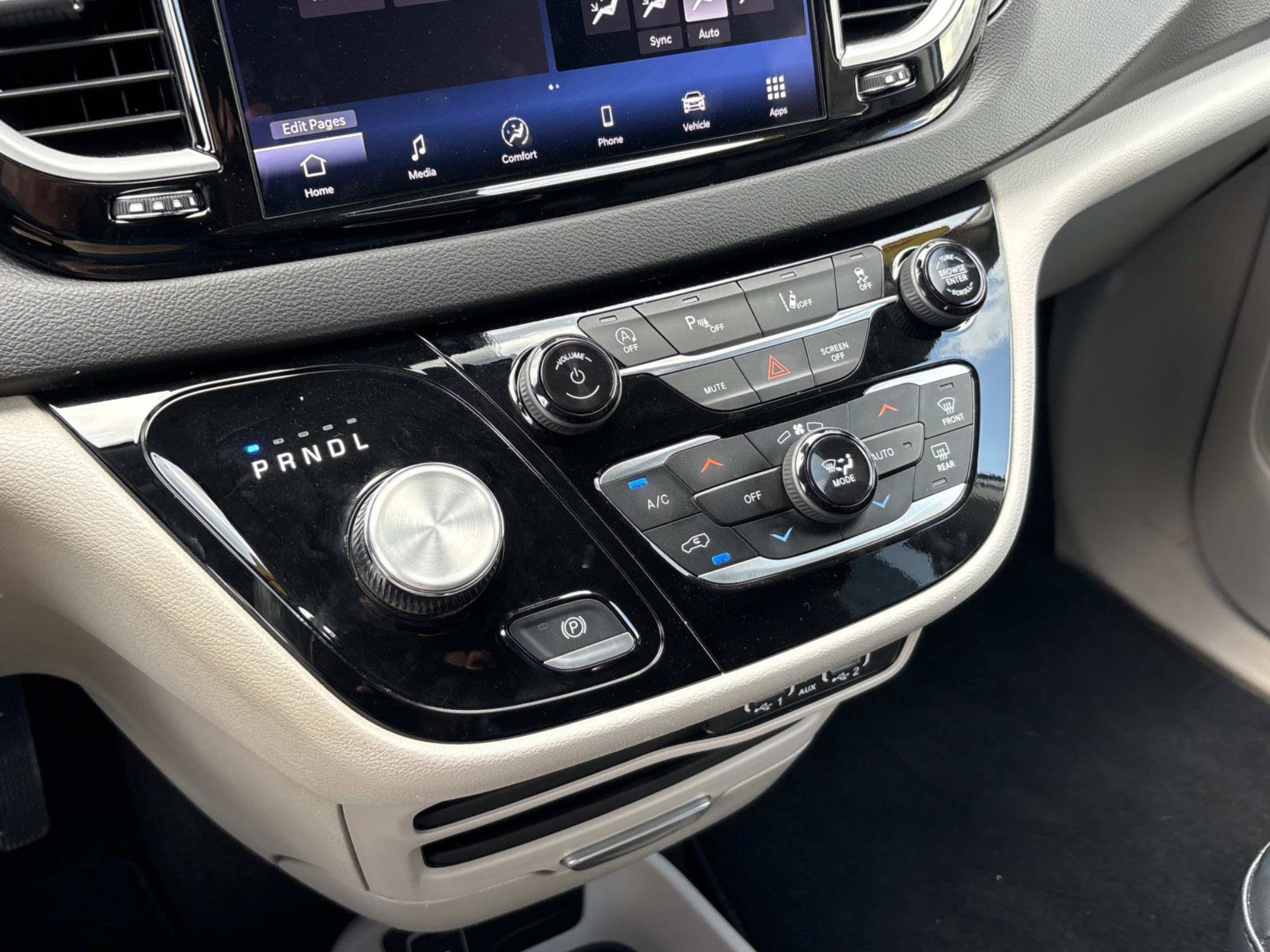 Used 2024 Chrysler Pacifica Touring-L FWD image 29