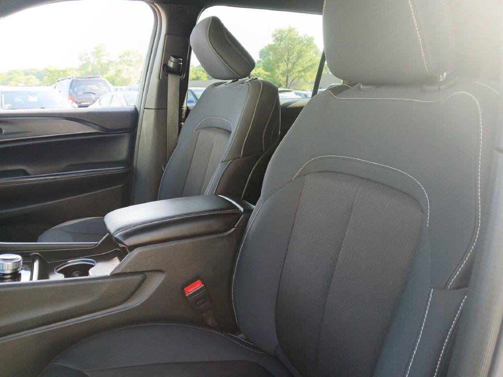 Used 2024 Jeep Grand Cherokee L Laredo AWD/4WD image 21