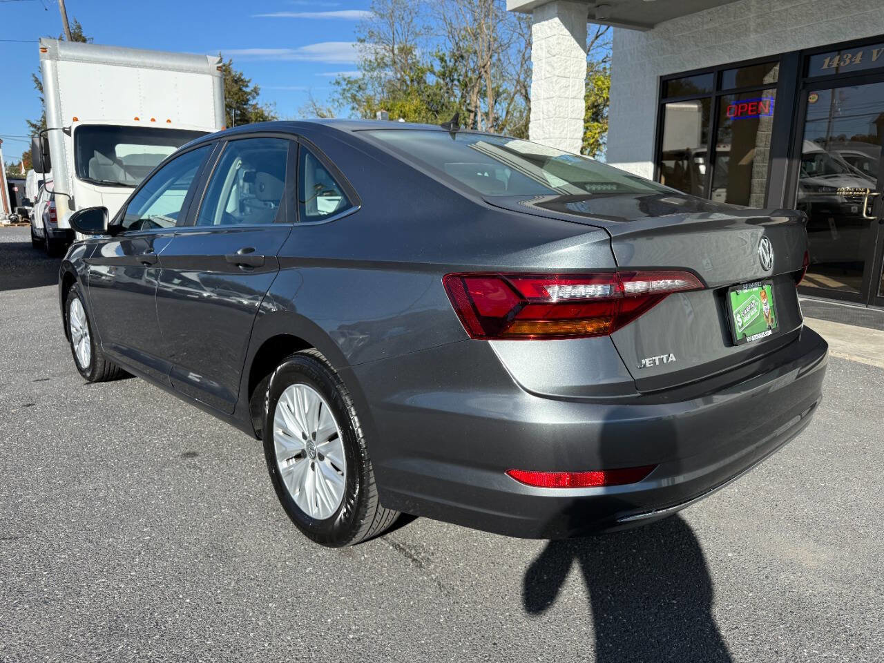 Used 2019 Volkswagen Jetta SE FWD image 2