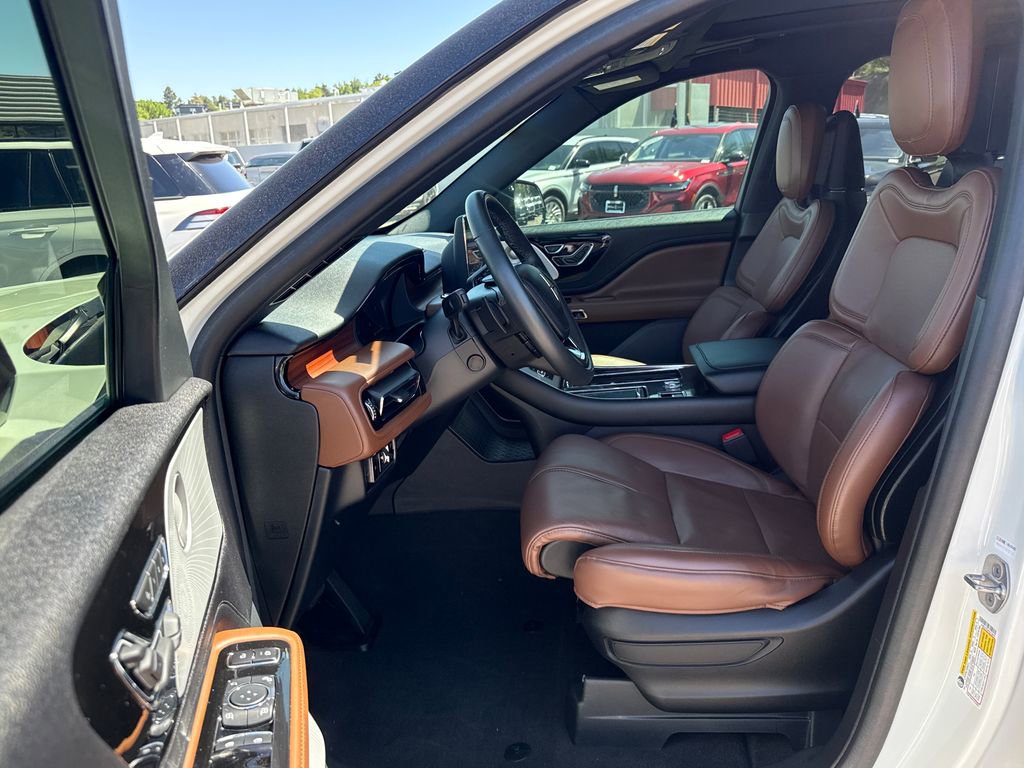 Used 2023 Lincoln Aviator Reserve w/ Equipment Group 201A AWD/4WD image 11