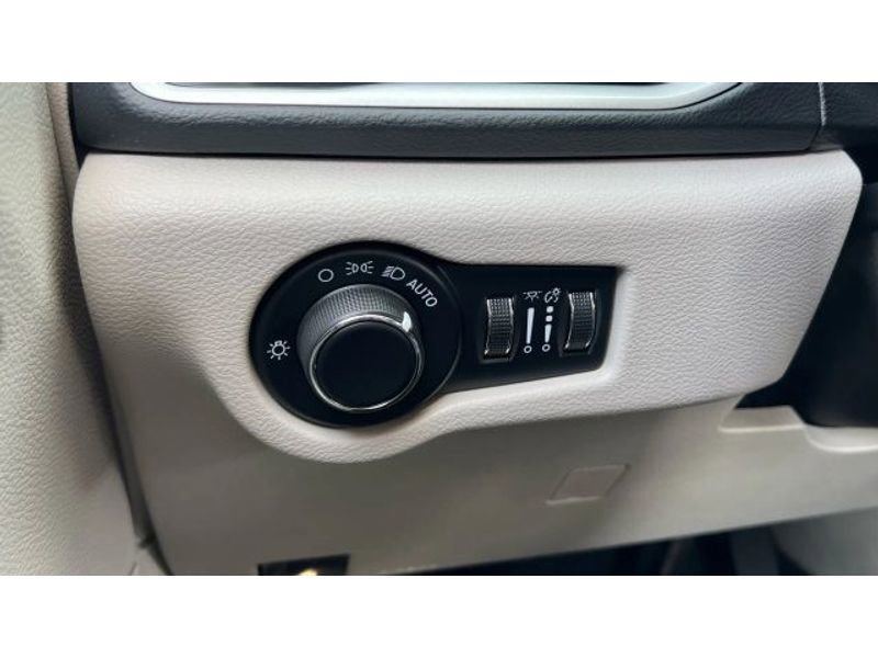 Used 2020 Chrysler Voyager Lxi image 36