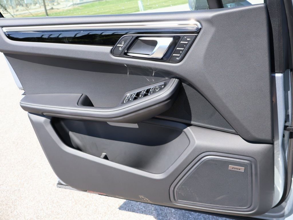 Certified 2025 Porsche Macan Turbo image 36