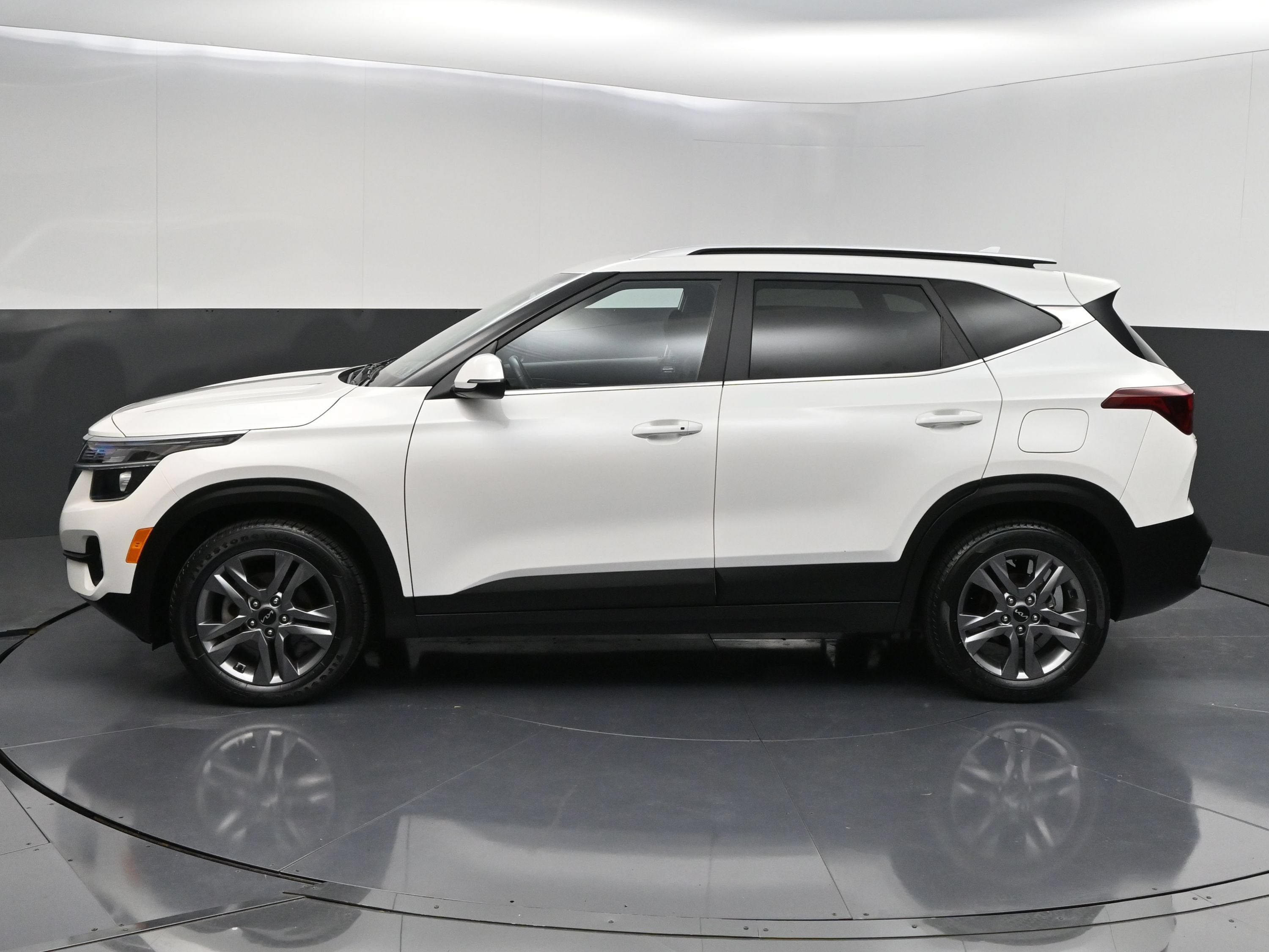 Used 2023 Kia Seltos S w/ Navigation Package FWD image 5