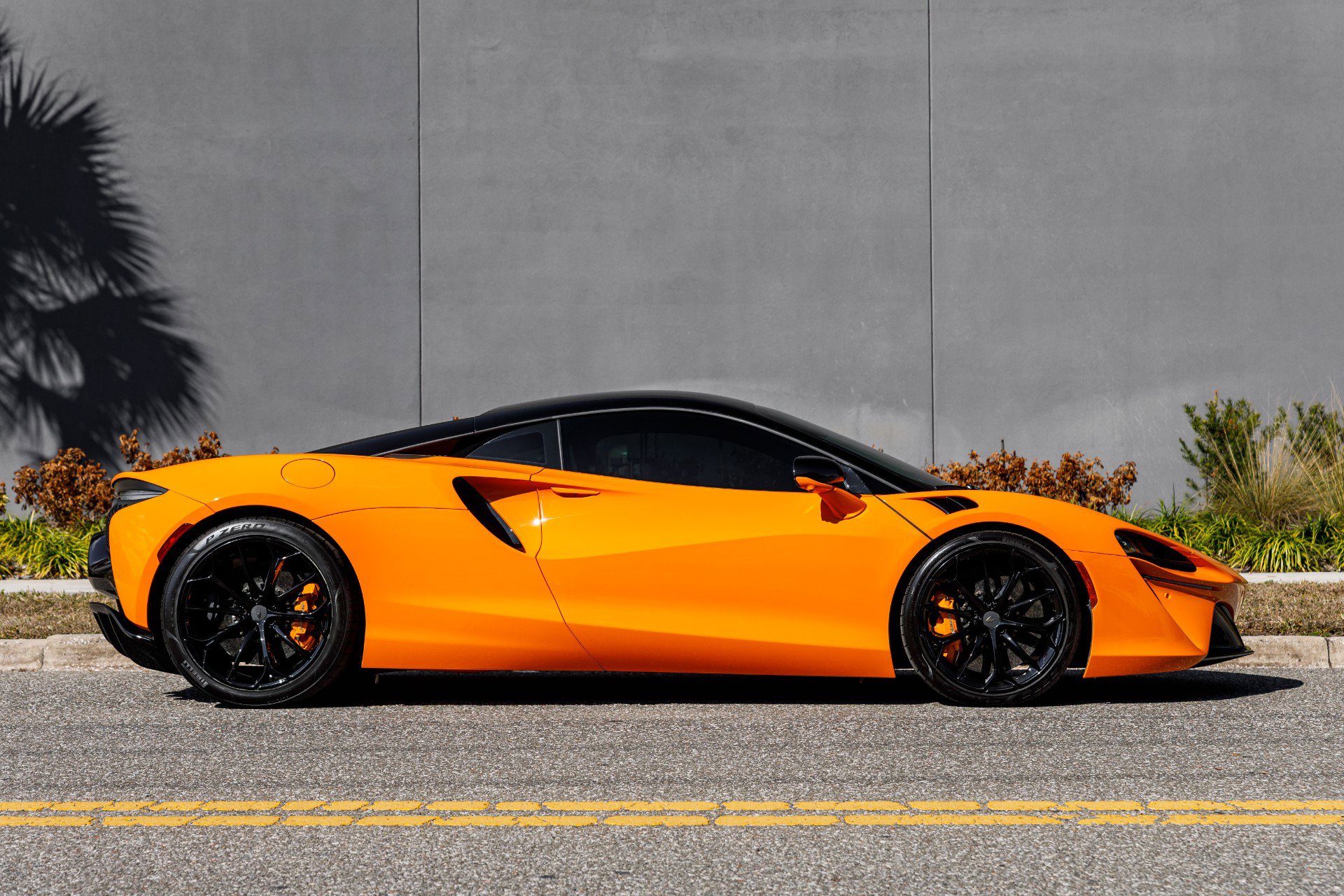 Used 2025 McLaren Artura image 7