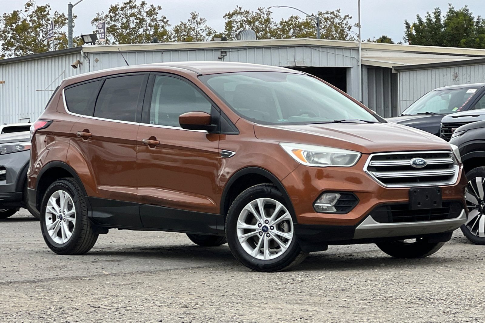Used 2017 Ford Escape SE FWD image 2