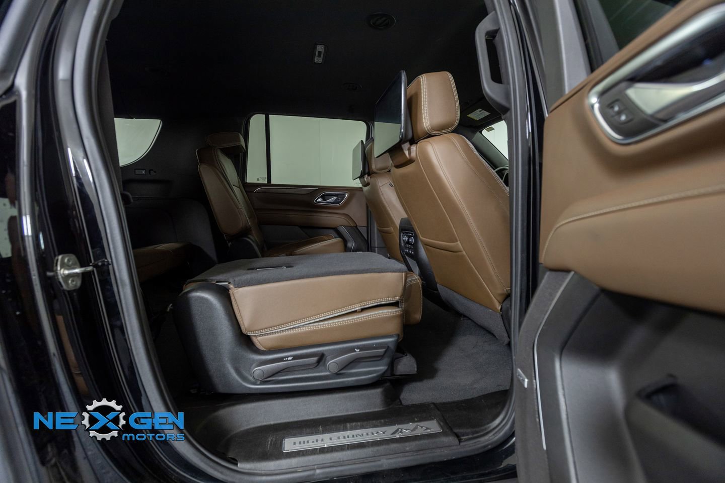 Used 2024 Chevrolet Suburban High Country w/ Advanced Technology Package image 37