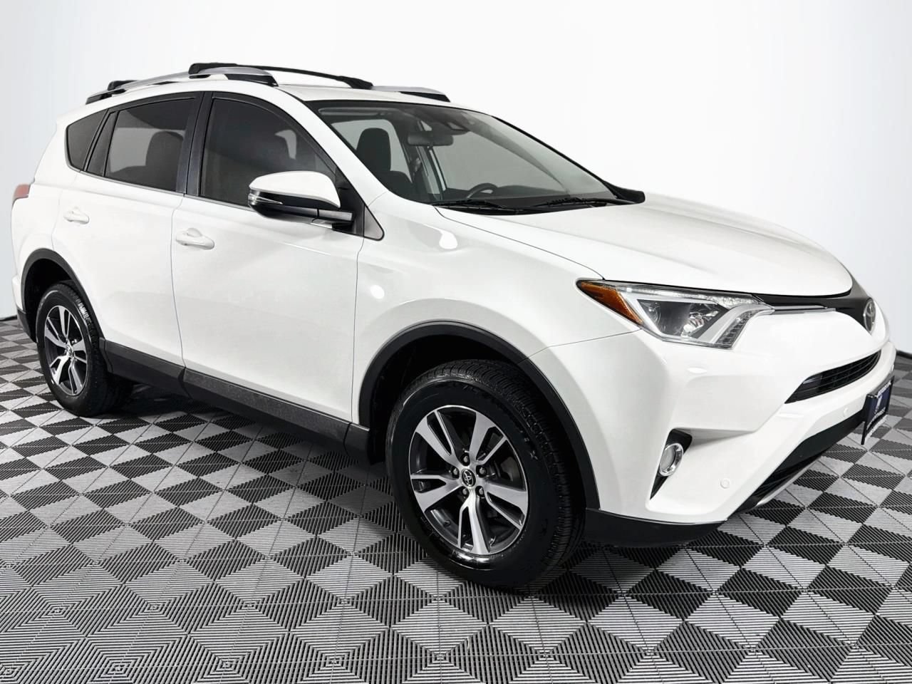 Used 2017 Toyota RAV4 XLE AWD/4WD image 27